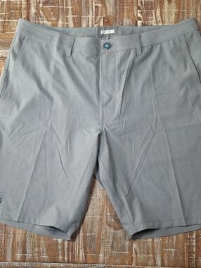 Linksoul Men's Performance Casual Golf Shorts Size 38 Gray Flat Front Logo